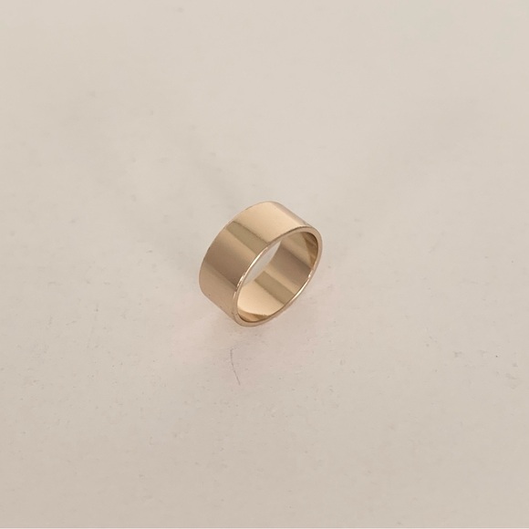 Thick gold band ring comes in a pouch - Picture 5 of 12